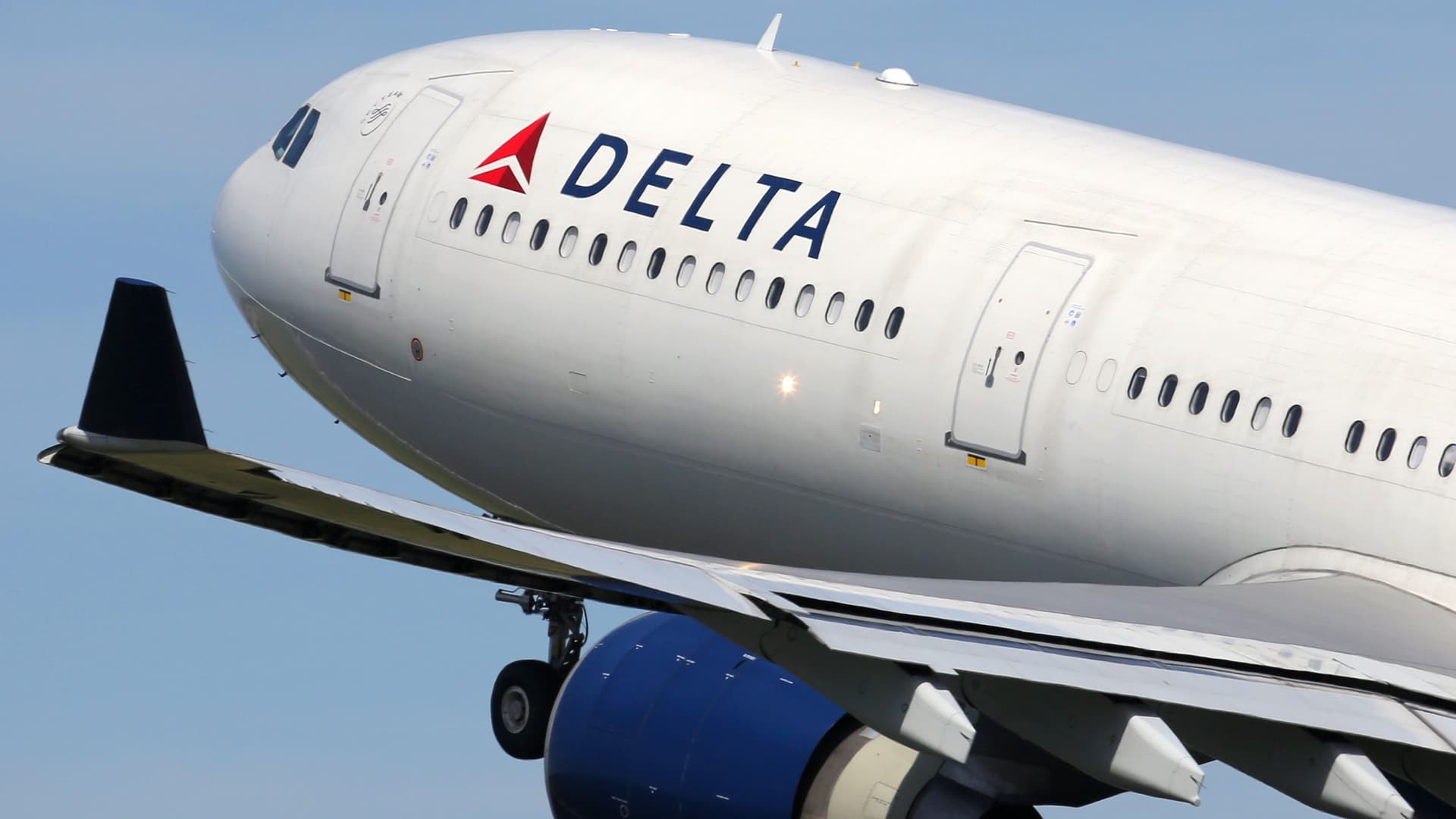 Unbelievable! Stowaway Catches a Ride on NYC-Paris Flight!